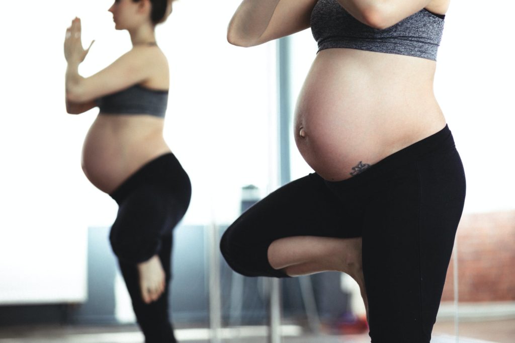 femme enceinte faisant du yoga